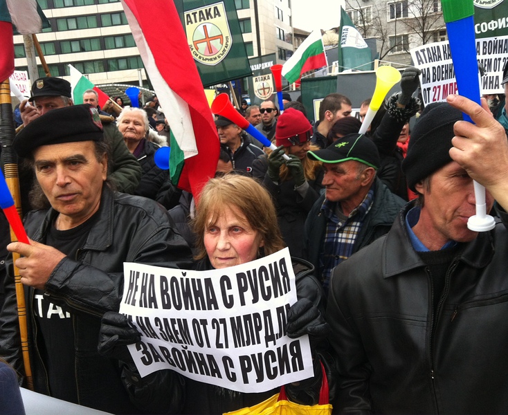 Българите харесват Русия, но вярват повече на ЕС и НАТО