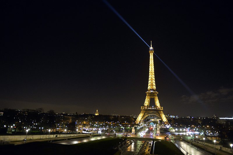 Айфеловата кула в Париж през нощта