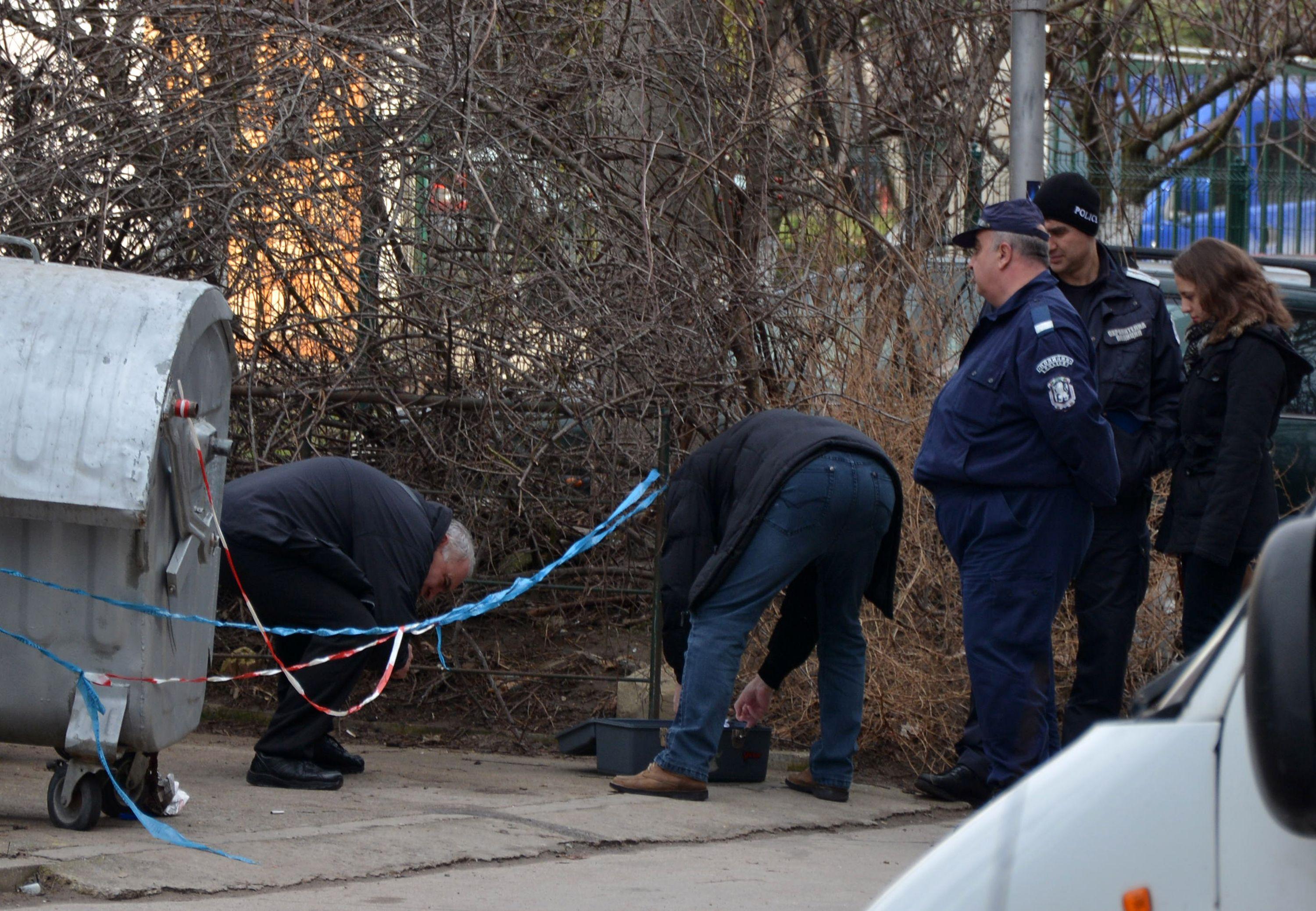 Полицаи правят оглед в близост до мястото на убийството във Варна