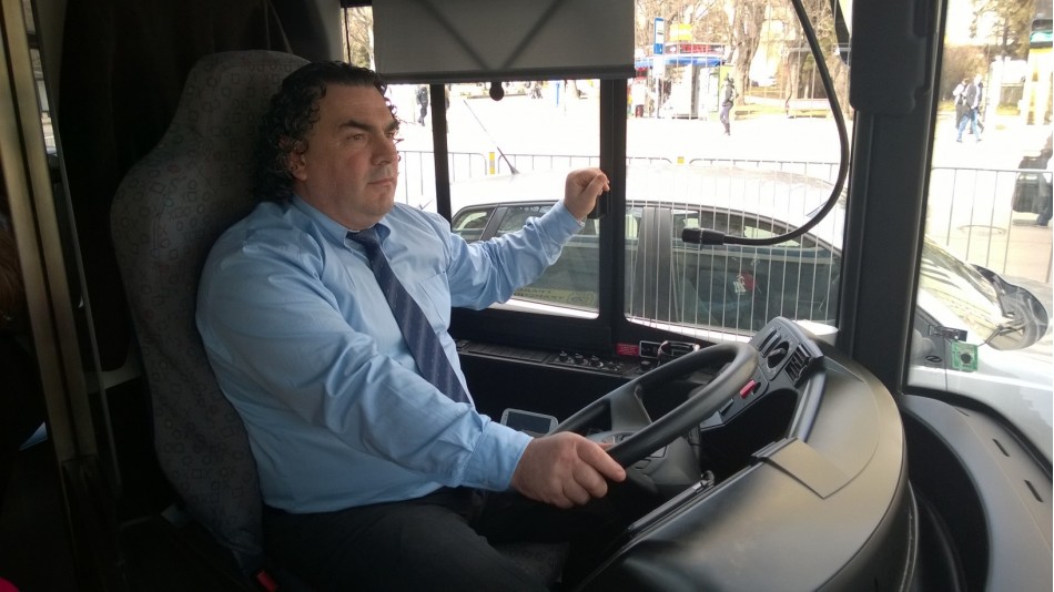 Шофьорът на автобуса по време експерименталното пътуване с кмета