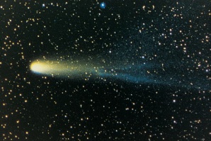 Комета оцеля при преминаването си край Слънцето