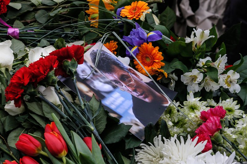 Неизвестни лица ”почистиха” мемориалa в памет на Немцов