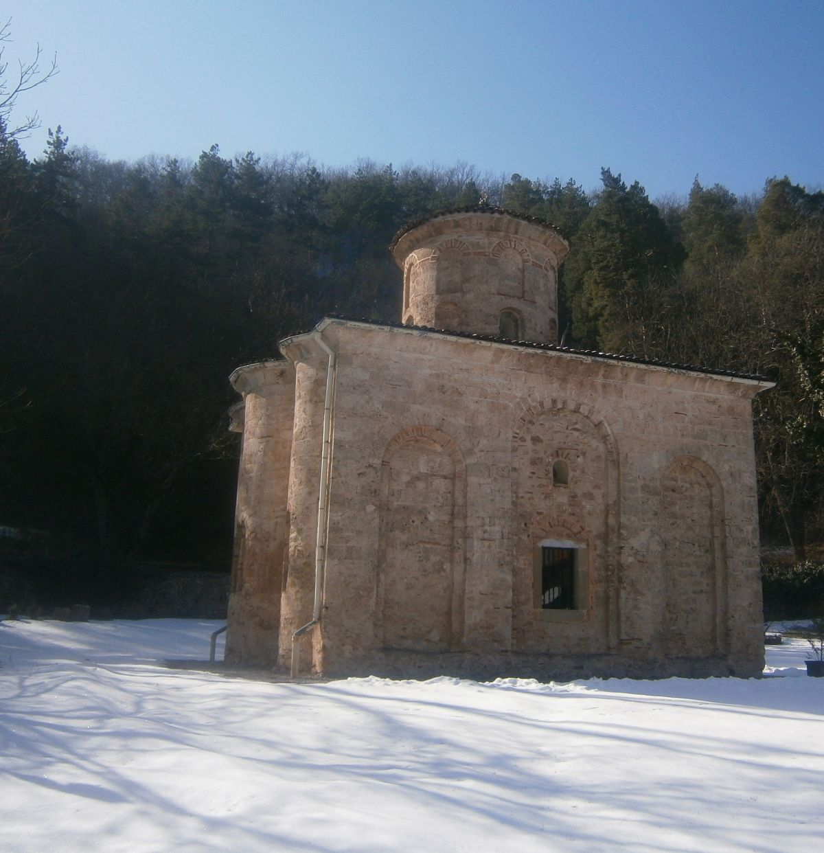 Туристи търсят тайни знаци в Земенския манастир