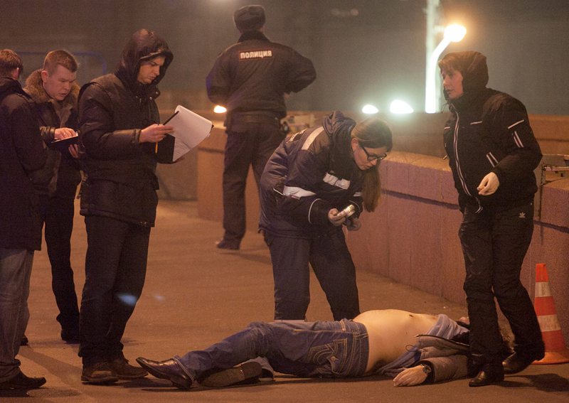 Руски криминалисти разглеждат тялото на Борис Немцов