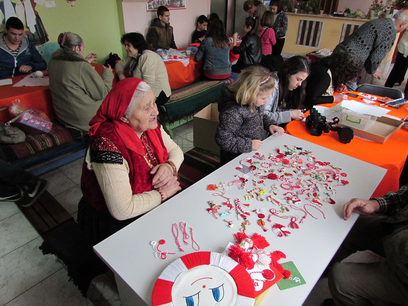 80-годишна Баба Марта радва над половин век децата в русенското село Бъзън