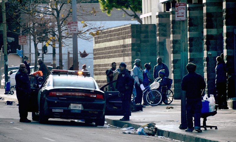Полицаи в САЩ застреляха бездомник, очевидец пусна видео