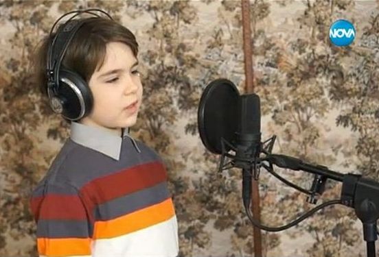 8-годишният Виктор посвети песен на България