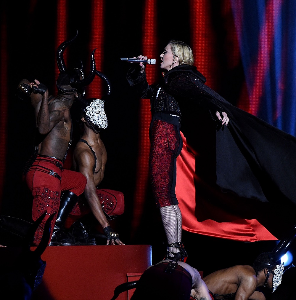 Мадона на сцената в тоалета на Армани