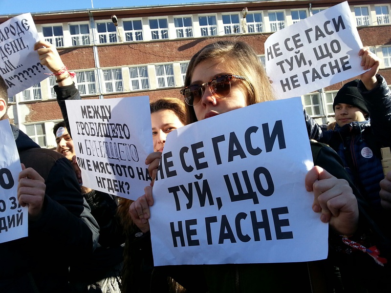 Протестиращите ученици срещу преместването на Класическата гимназия издигнали плакати
