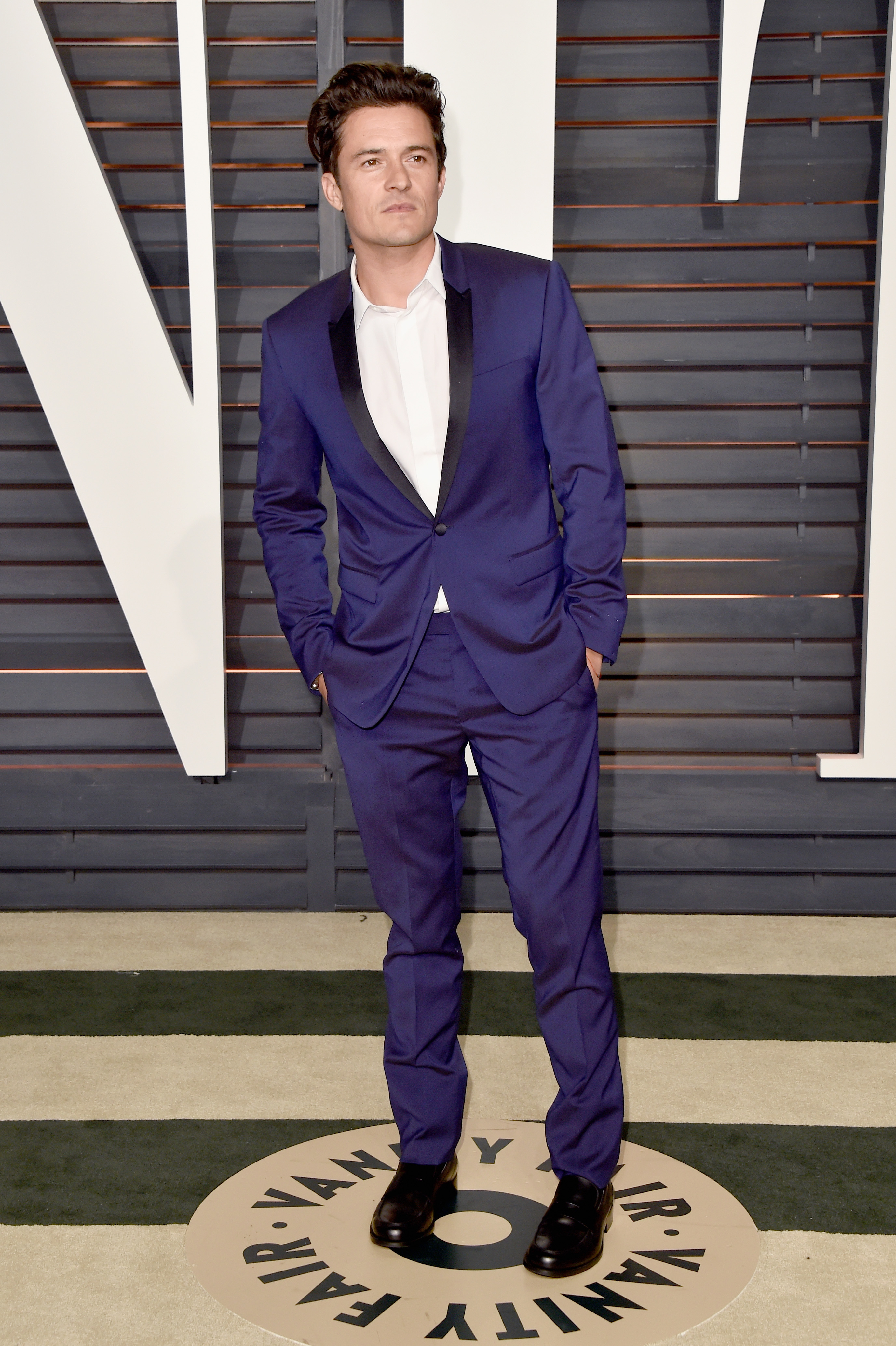 Мъже в синьо: Орландо Блум с костюма си за наградите ”Оскар”