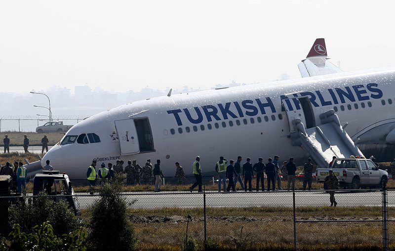 Турски самолет заби нос на летище в Непал (снимки + видео)