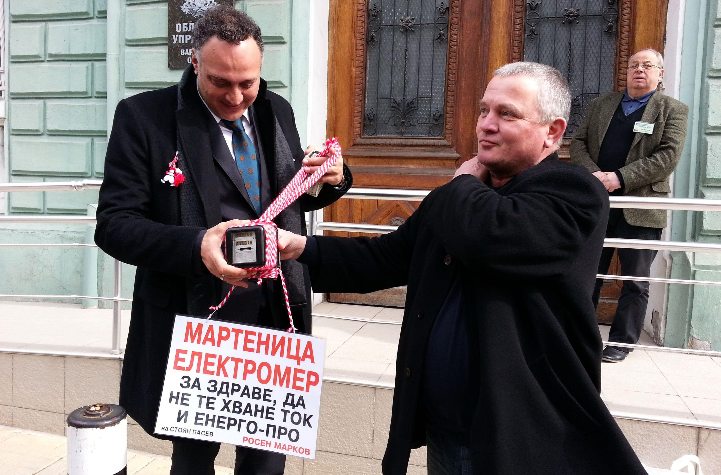 Областният управител Стоян Пасев получава мартеницата ”Електромер” от Росен Марков