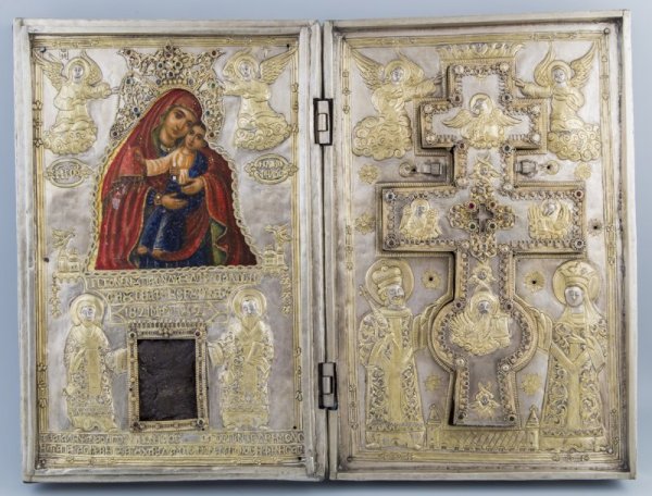 Мощите са открити в правоъгълната ниша под изображение на Св. Богородица