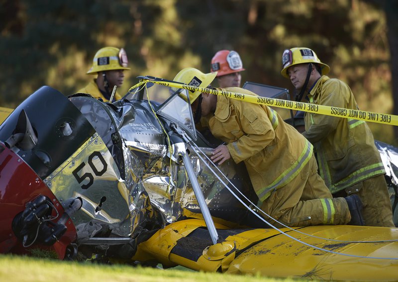 Харисън Форд катастрофира със самолет (снимки)