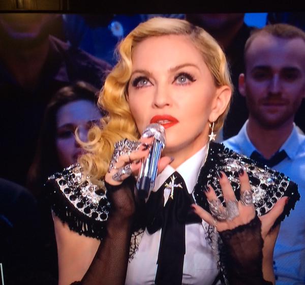 Мадона се появи с дреха на български дизайнери