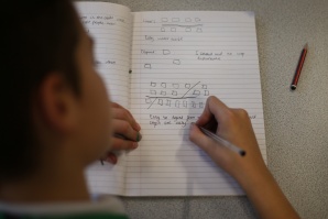 Робот помага на децата да се учат да пишат