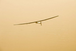 „Солар импулс 2” кацна в Оман с час закъснение