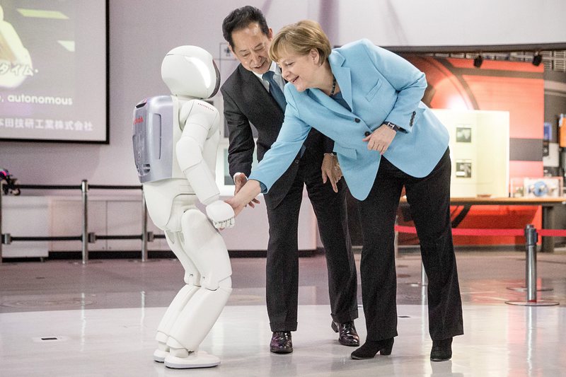 Ангела Меркел се срещна с робота Asimo (снимки)