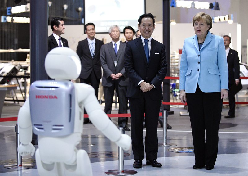 Канцлерът на Германия Ангела Меркел се запозна с робота Asimo
