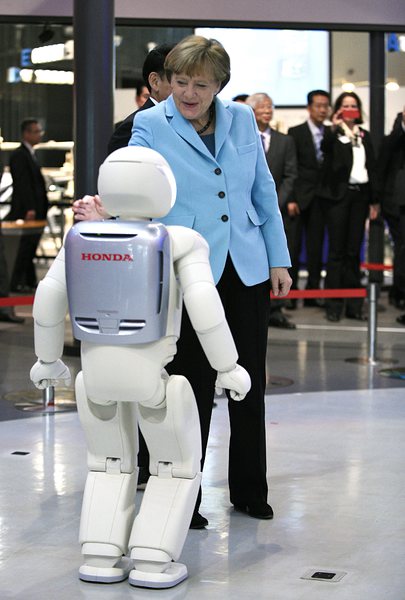 Канцлерът на Германия Ангела Меркел се запозна с робота Asimo
