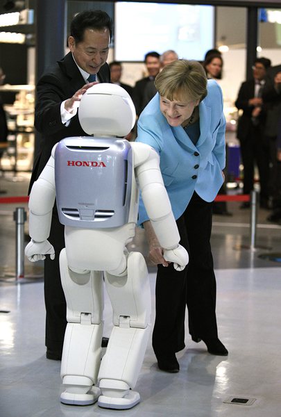 Канцлерът на Германия Ангела Меркел се запозна с робота Asimo