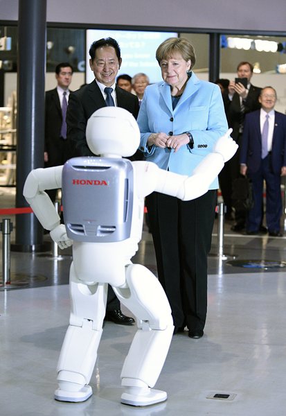 Канцлерът на Германия Ангела Меркел се запозна с робота Asimo