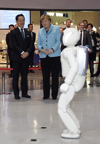 Канцлерът на Германия Ангела Меркел се запозна с робота Asimo