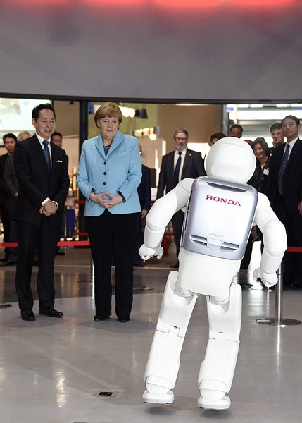 Канцлерът на Германия Ангела Меркел се запозна с робота Asimo