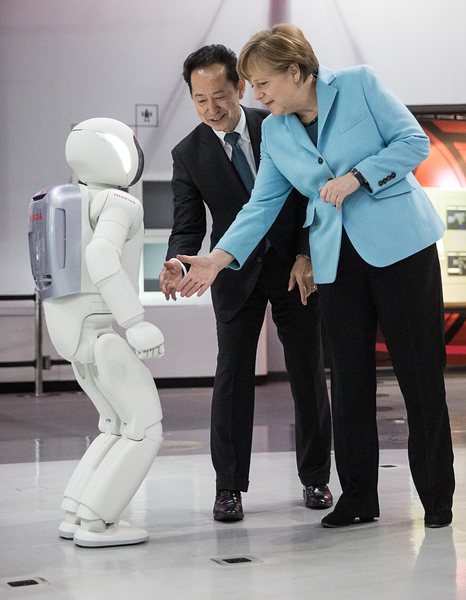 Канцлерът на Германия Ангела Меркел се запозна с робота Asimo
