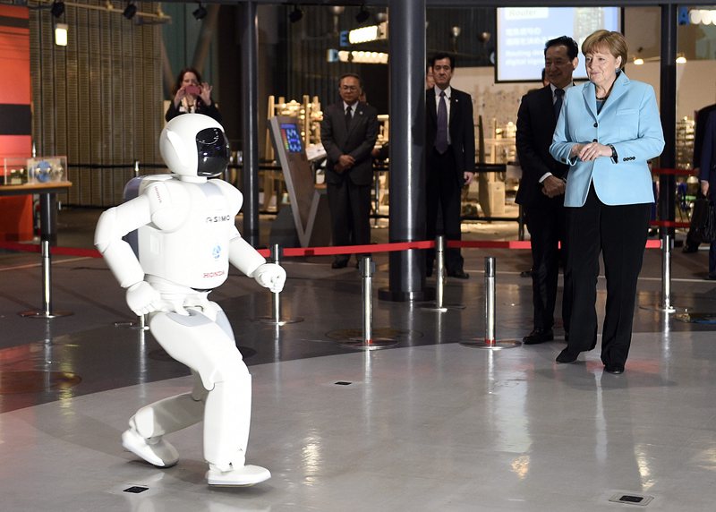 Канцлерът на Германия Ангела Меркел се запозна с робота Asimo
