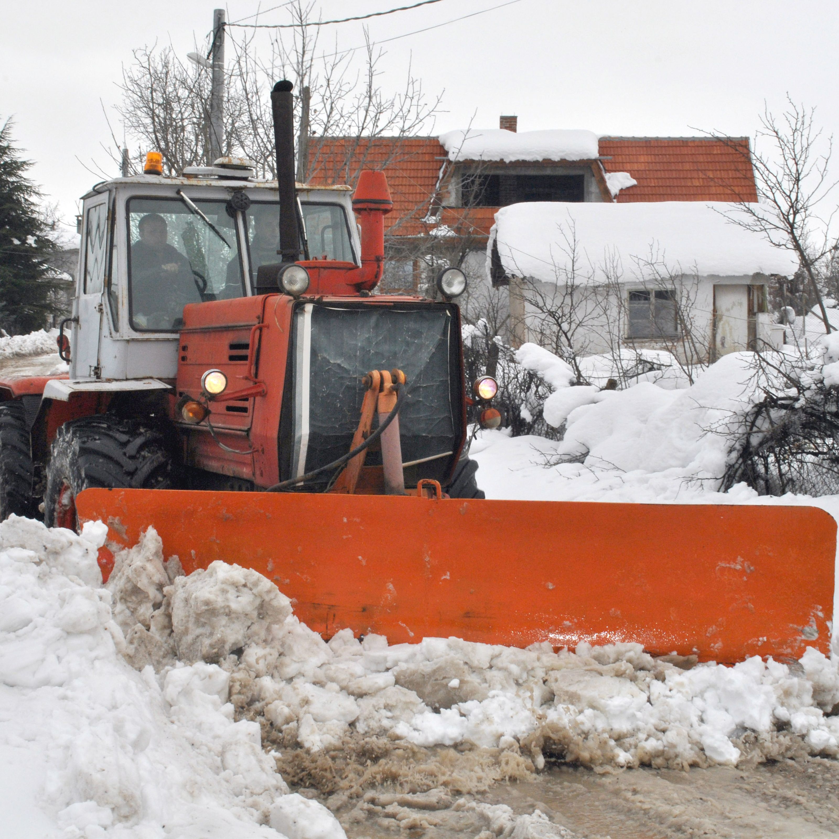 Поне 3200 снегопочистващи машини ще чакат зимата