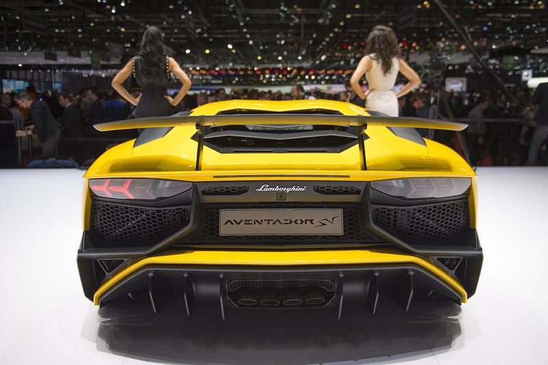 Lamborghini Aventador SV ”изчезва” за 2,8 секунди (видео)