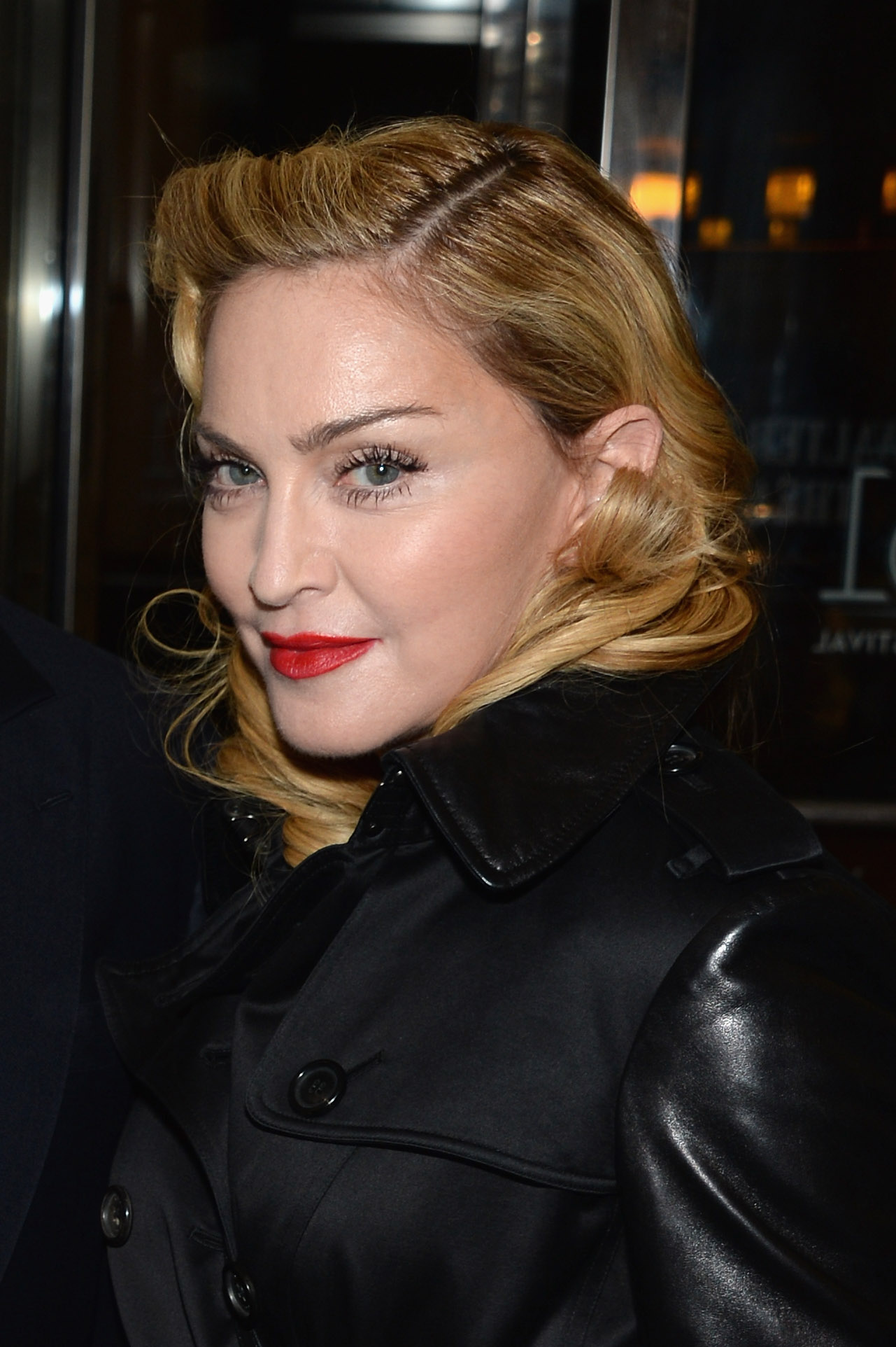 Мадона поддържа лицето си с терапия с вилици