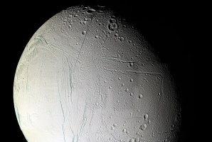 Сатурновата луна Енцелад има топли извори