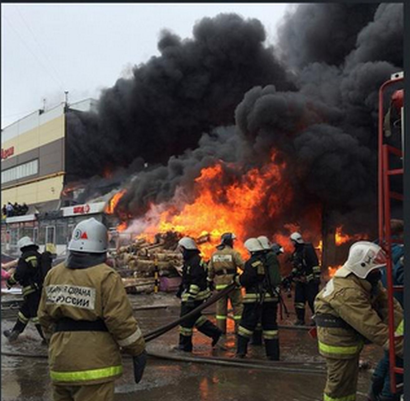 Голям пожар в мол в Казан, има загинали и затрупани