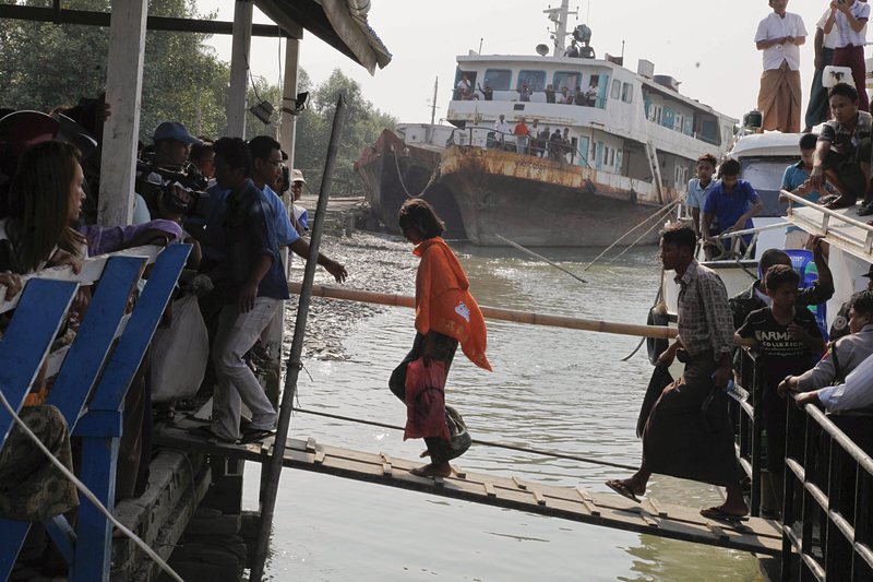 Ферибот потъна край Мианмар, 33 души загинаха