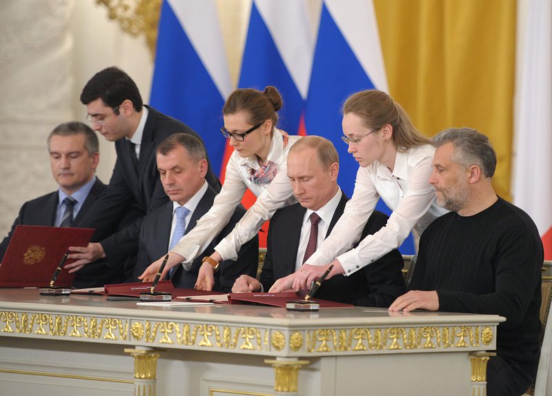 Руският президент Владимир Путин подписва документ за присъединяването на Крим