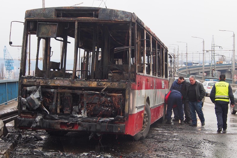 Два екипа огнеборци са угасили пожара