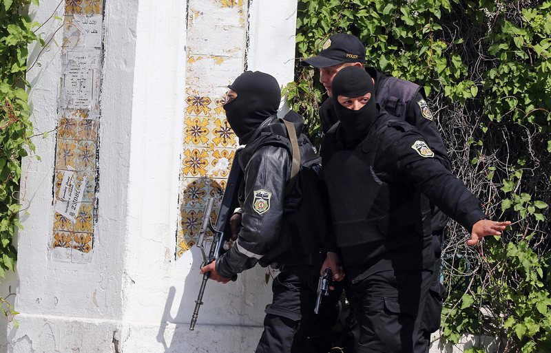 Властите в Тунис вече задържаха 9 души
