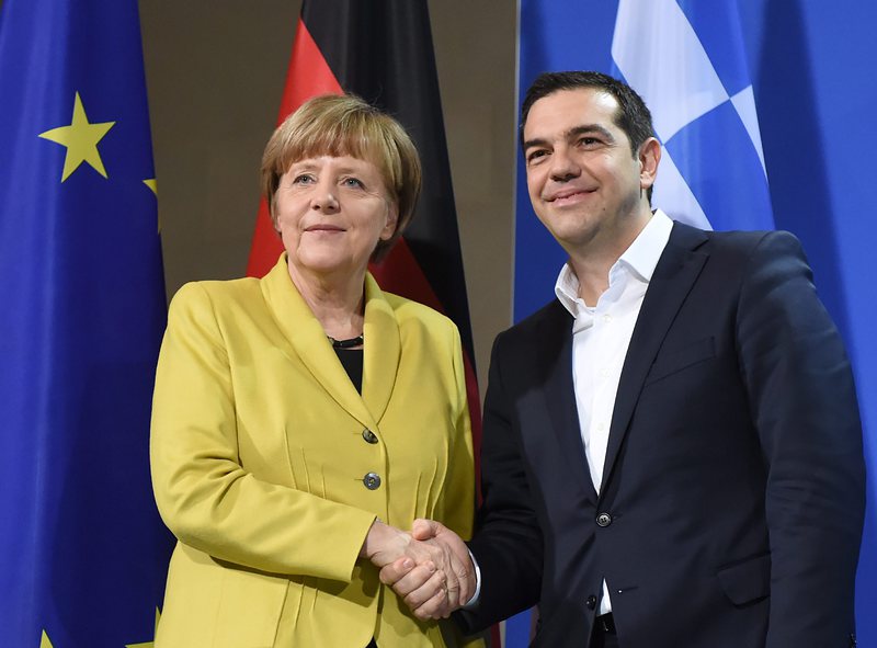 ”Свършиха ли парите на Атина”, пита германският вестник, изтъквайки, че Ципрас е молил Меркел за пари по телефона