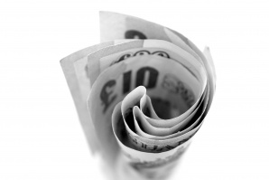 На Острова вече плащат с пластмасови банкноти