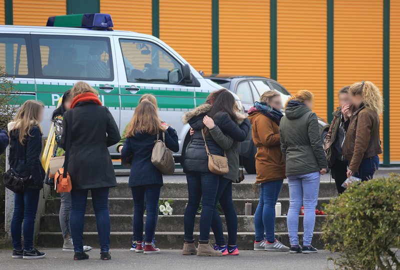 Близки на загиналите ученици в самолетната катастрофа в Алпите