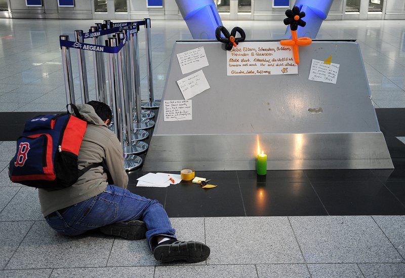 На летището в Дюселдорф пътниците отдават почит на жертвите