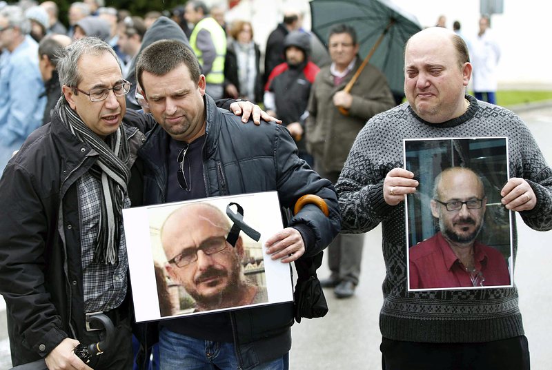Колеги на загинал в самолета носят негов портрет