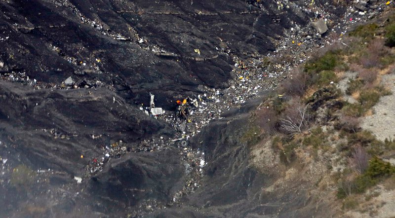 Самолетът се разби в труднодостъпен район на френските Алпи