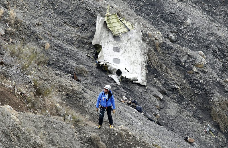 Останки от катастрофиралия в Алпите самолет