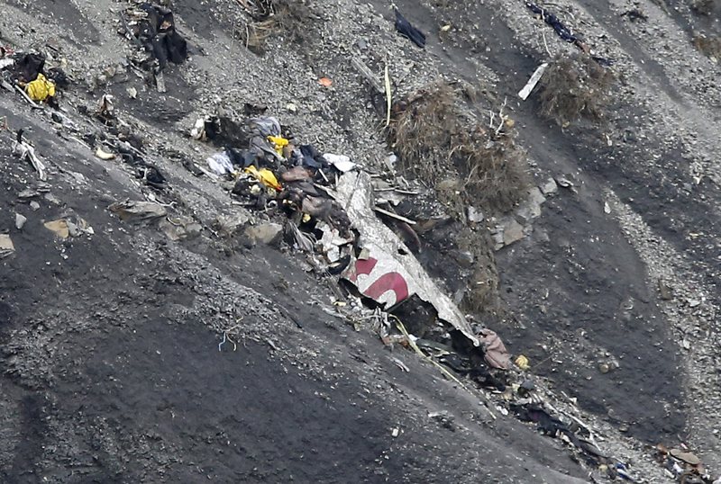 Отломки от разбилия се в Алпите самолет00