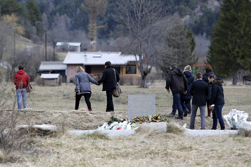 Семейството на командира на полет 4U9525 посети мемориала на жертвите