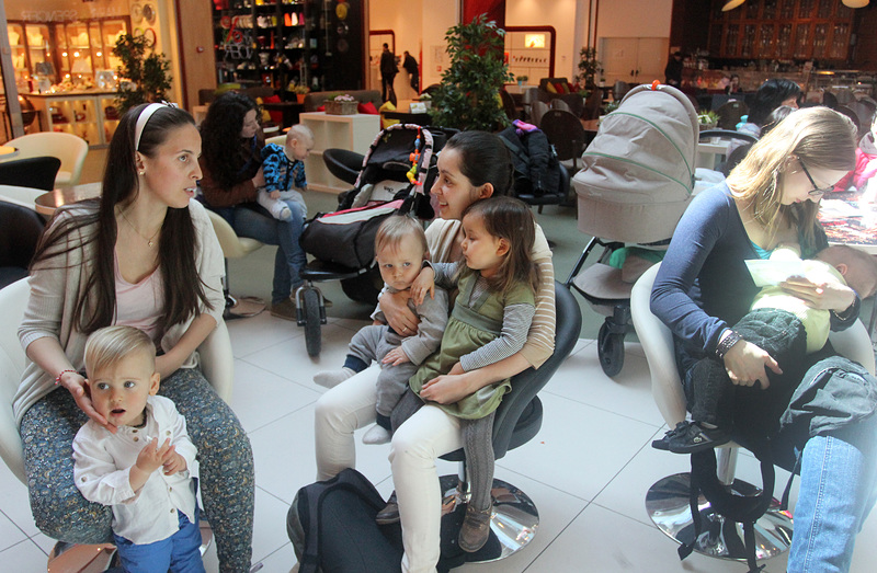 Майки кърмиха групово в мола: В това няма нищо ненормално