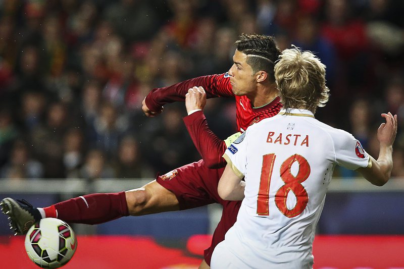 Кристиано Роналдо по време на мача със Сърбия